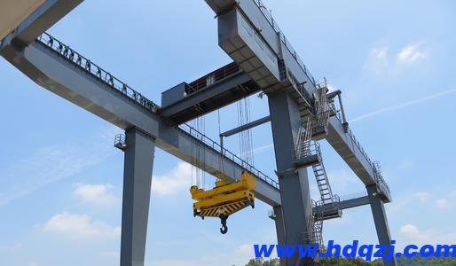 MGU型集裝箱門式起重機 MGU型集裝箱門式起重機